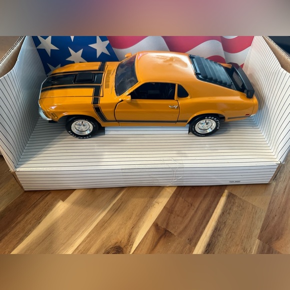 1970 FORD BOSS MUSTANG with Shaker Hood| Orange| Die Cast Metal - Picture 4 of 8